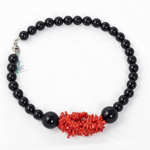 Collana di Perle nera e Corallo Sardo , stile Unico Mediterraneo. Corallo che  contrasta il nero delle Perle senso di autorità e personalità.