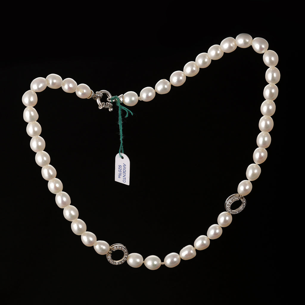 Parure di collana e bracciale , Perle Naturali uniche, stile ed eleganza, rifinite con decori in Argento.
la collana porta due anelli decorativi, e chiusura in Argento.